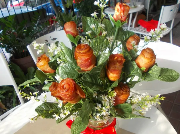 DIY Bacon Rose Bouquet for Valentine's Day