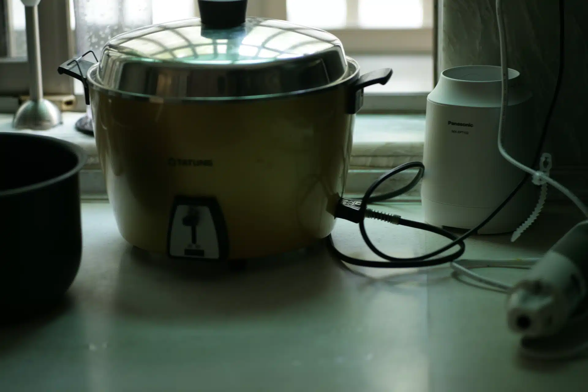 crockpot on green countertop with black cord to cook slow cooker pepper steak